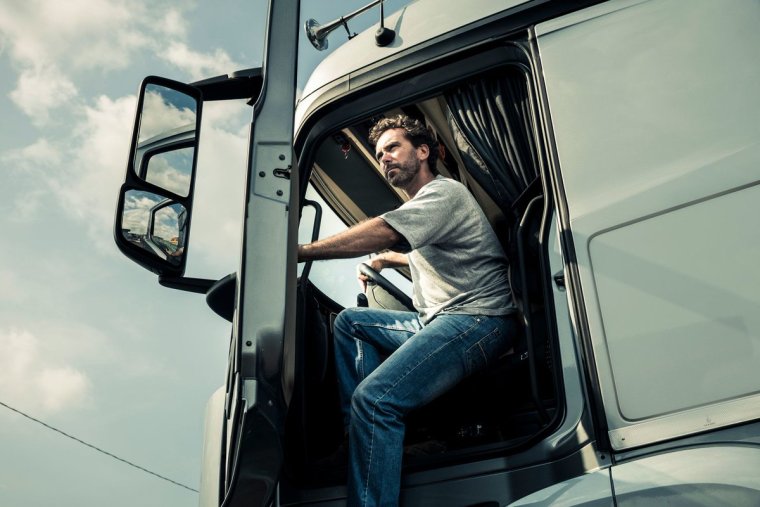 Водитель за рулем грузовика