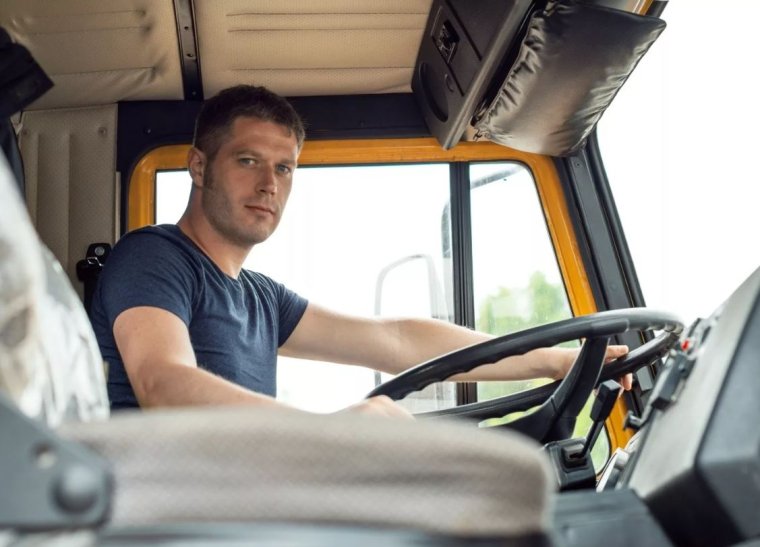 Водитель в кабине грузовика