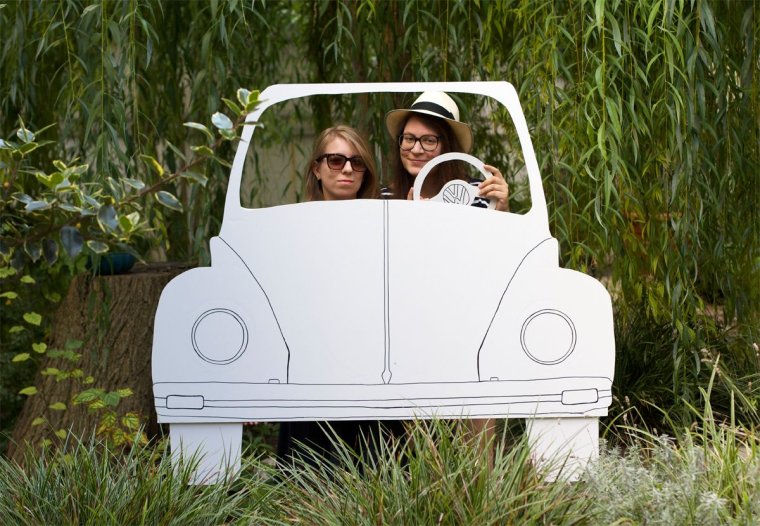 Фотозона с машиной