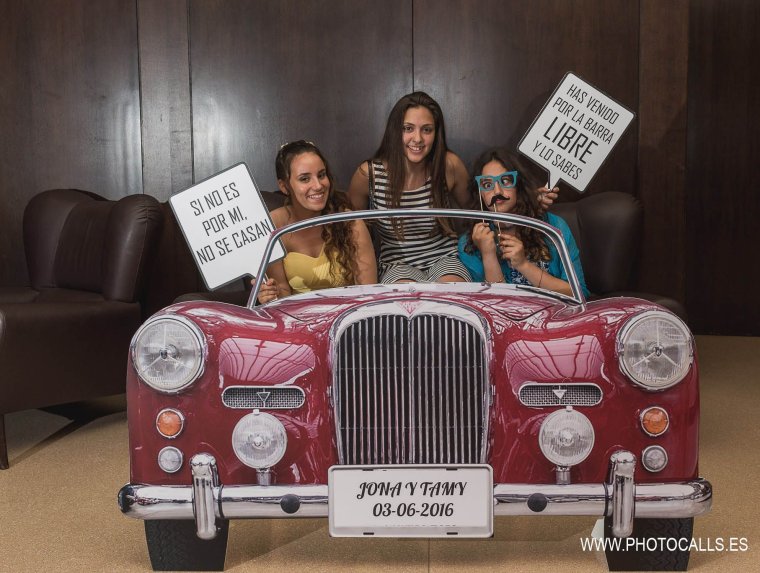 Фотозона с машиной