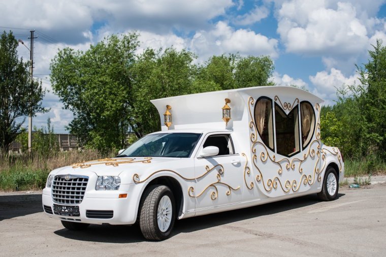 Украшение машины воздушными шарами