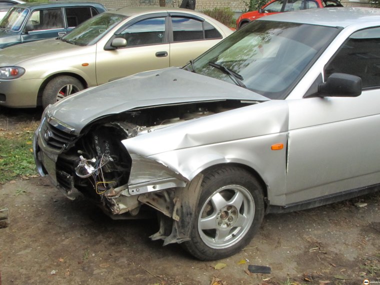 Приора 2004г битая