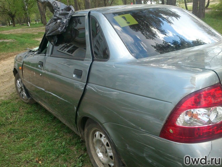 Битая серебристая Приора салон