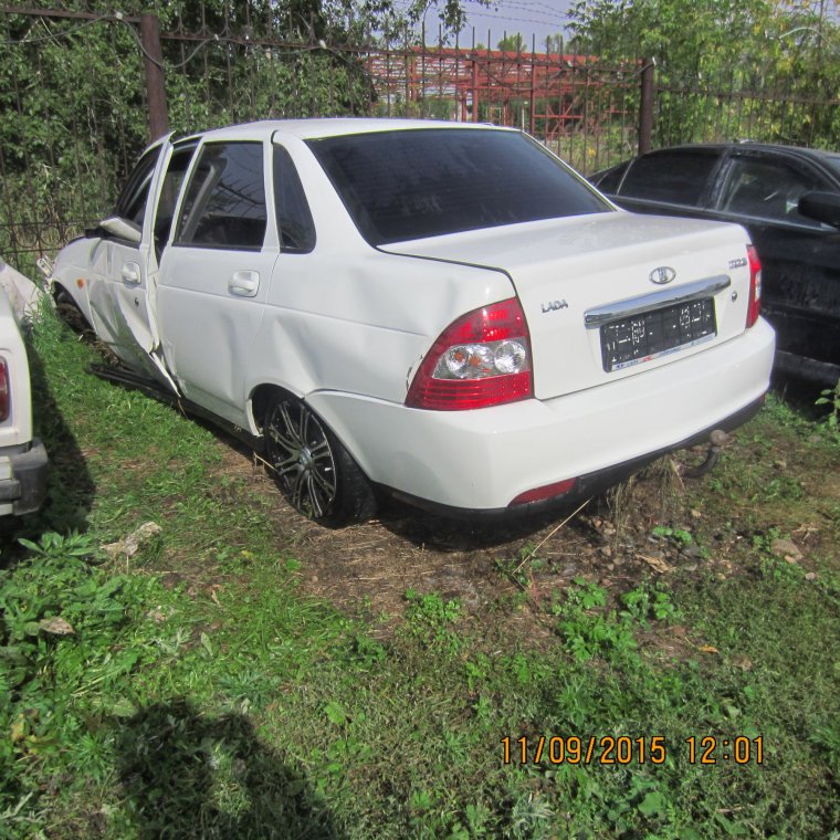 Битая Приора Люкс белая