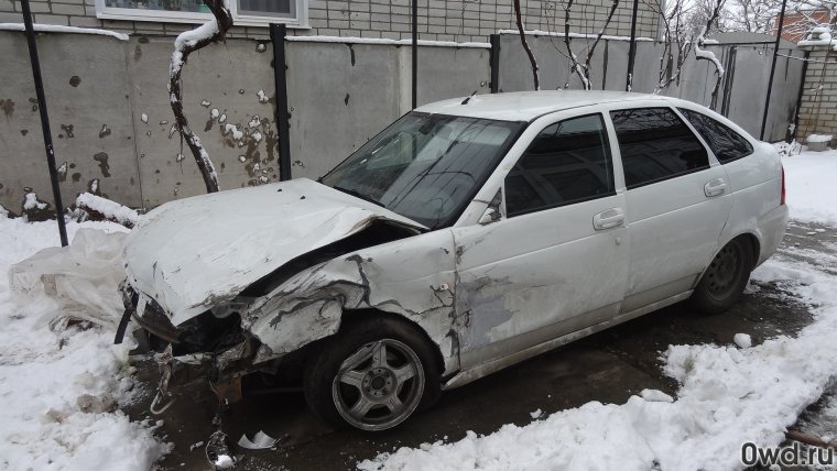 Приора 2004г битая