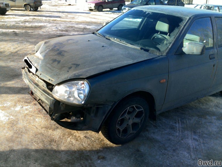 Битая темназеленая Приора 98 регион