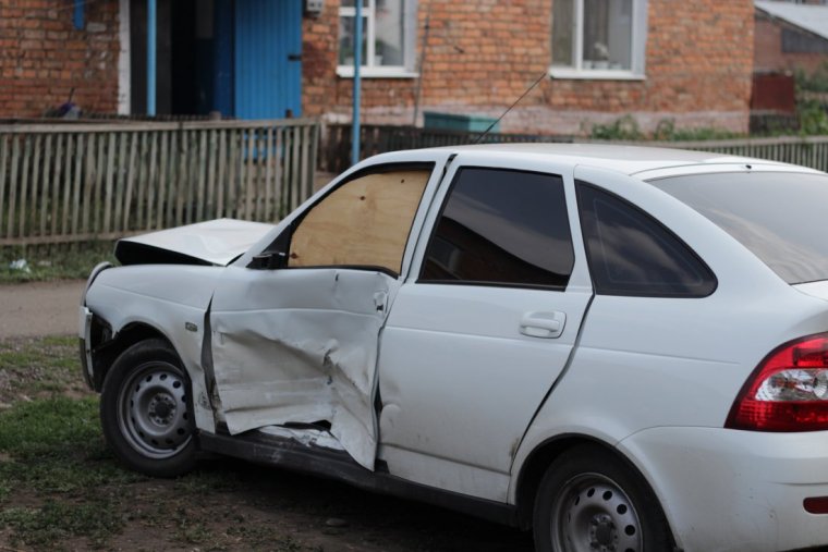 Разбитая Лада Приора хэтчбек