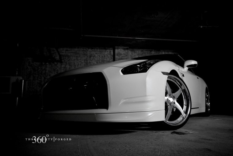 Черная машина на белом фоне