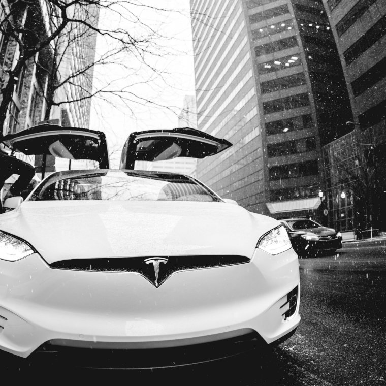 Автомобиль черно белый