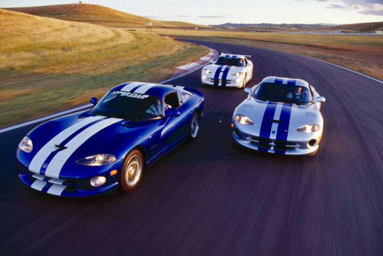 Синий с белой полосой Додж Вайпер