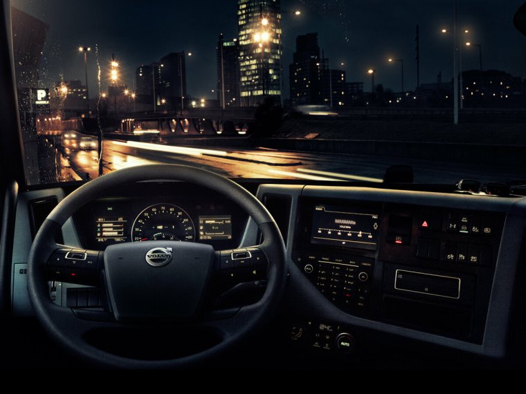 Вольво fh16 в кабине в ночью