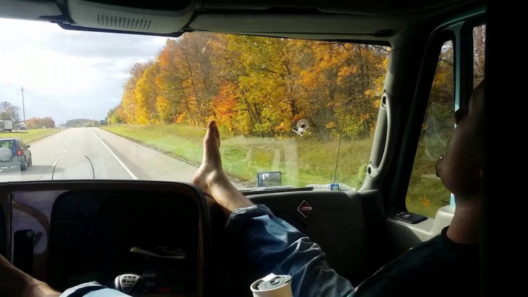 Вид из кабины грузовика