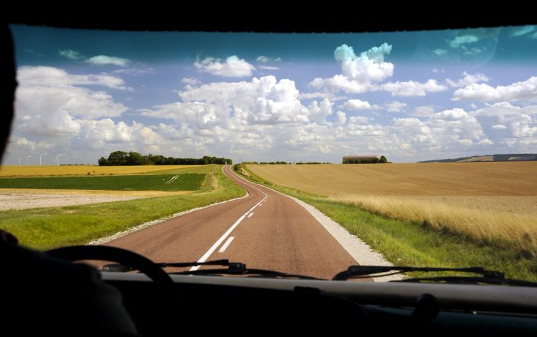 Вид через лобовое стекло