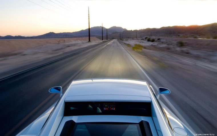 Машина на дороге