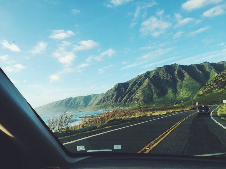 Красивый вид из окна автомобиля