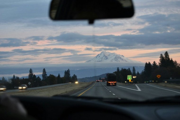 Вид из окна машины на трассе