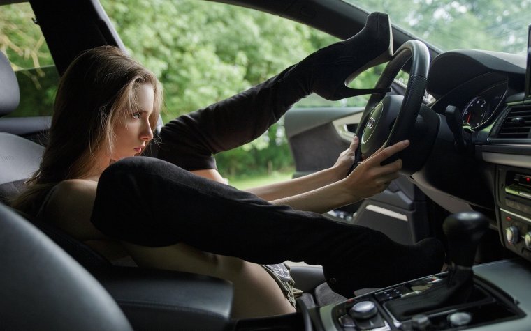 Девушка в машине