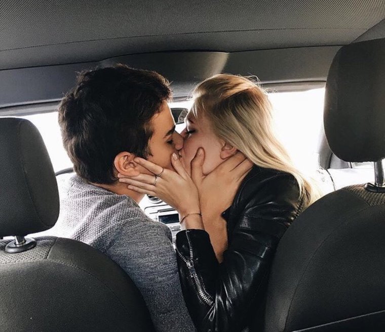 Парень с девушкой в машине