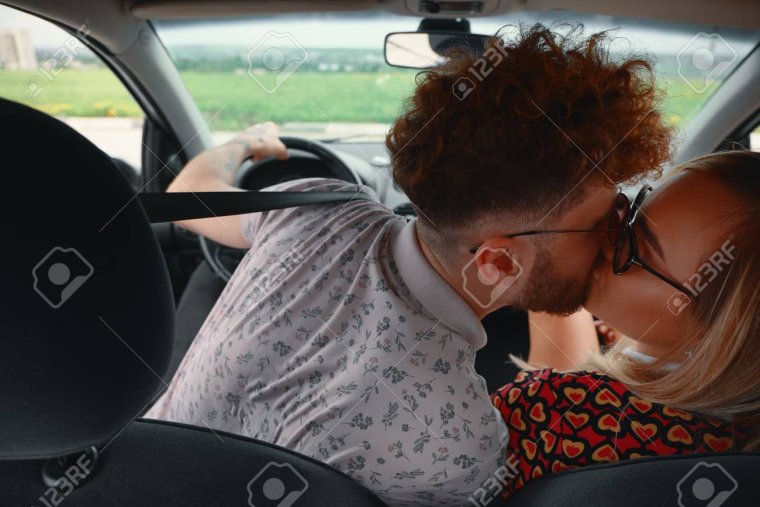 Поцелуй на сиденье авто