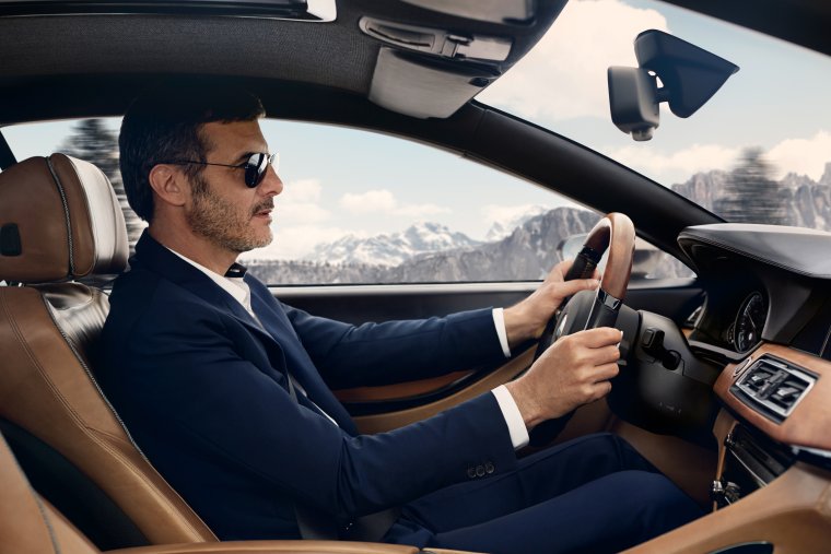 Красивый мужчина за рулем