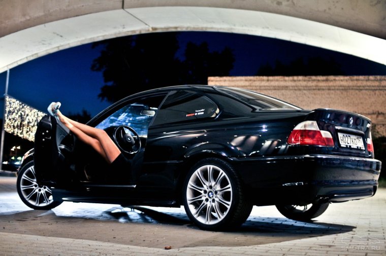 Девушка в черной машине