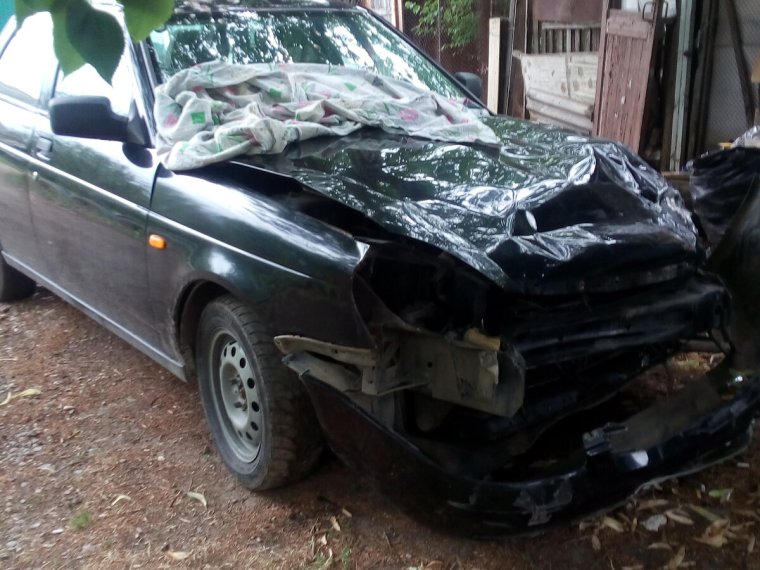 Приора седан черная битая