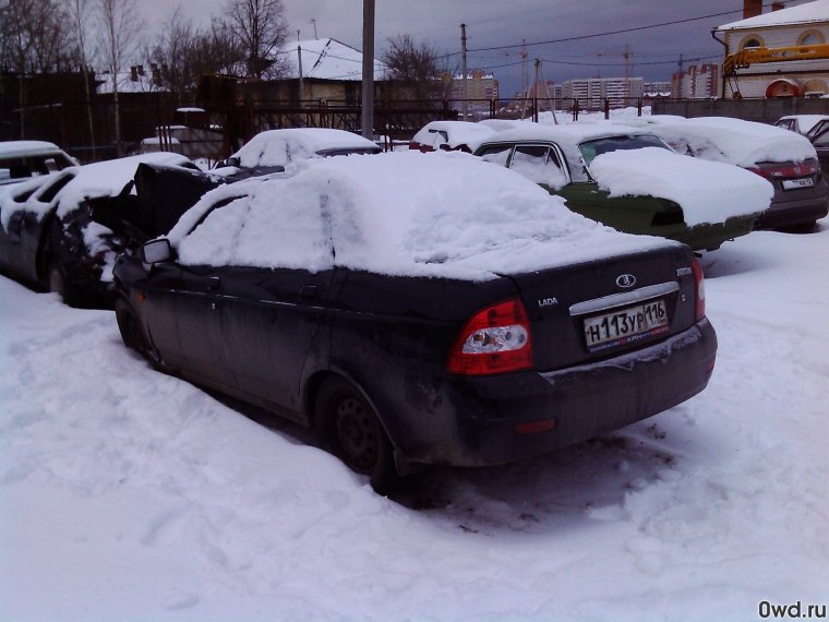 Битая черная Приора днём