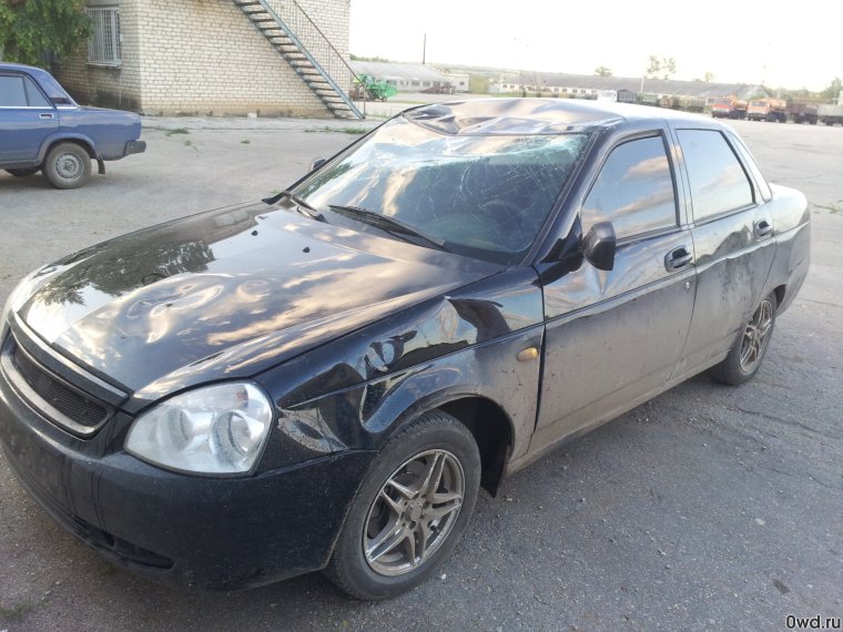 Приора седан побитая