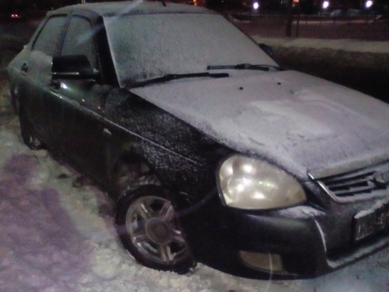 Чёрная Приора седан разбитыя морда6