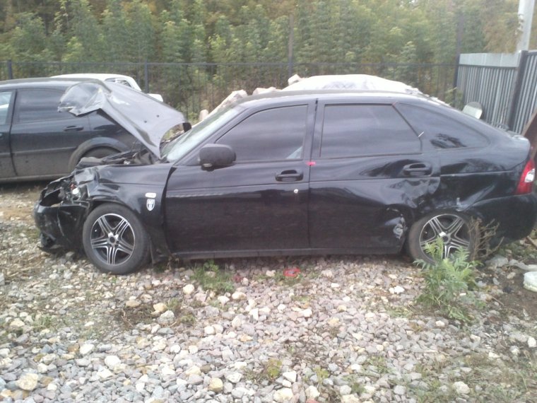 Приора хэтчбек черная битая