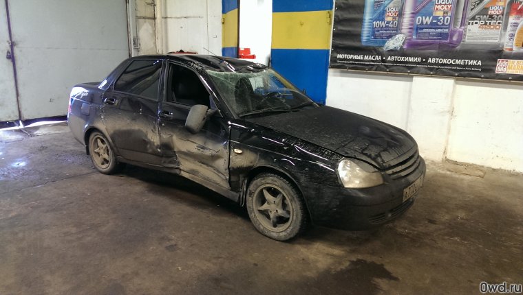 Битая Лада Приора черная хэтчбек