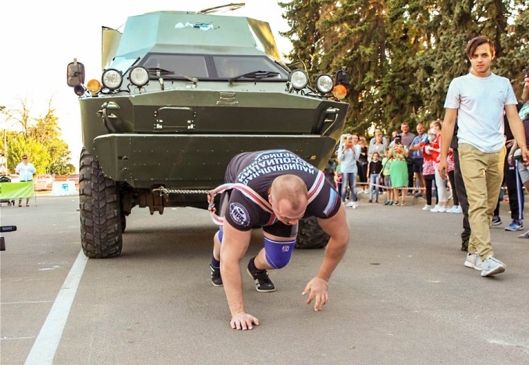 Бегал по машинам