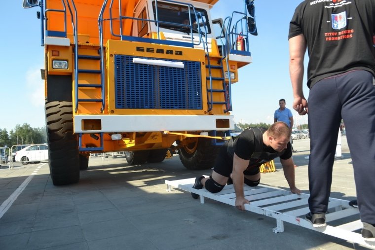 Человек тянет грузовик