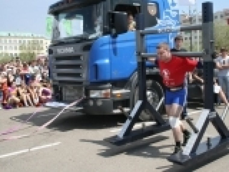 Силачи которые поднимают машины