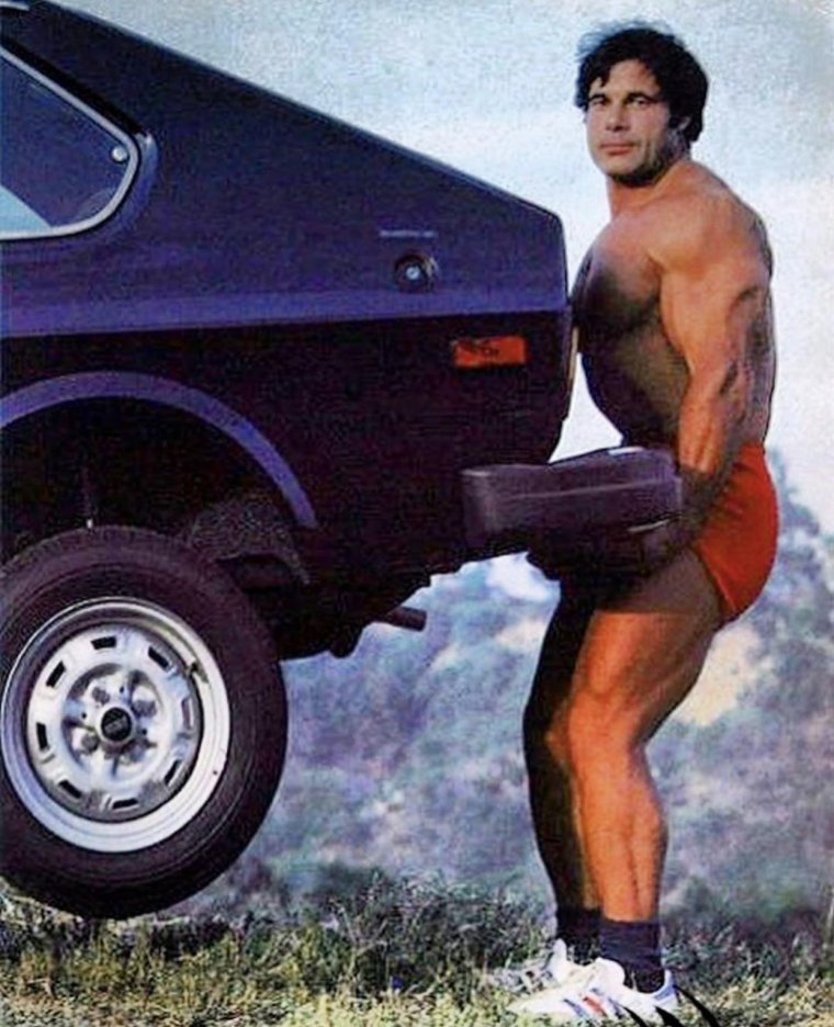 Арнольд Шварценеггер поднимает машину