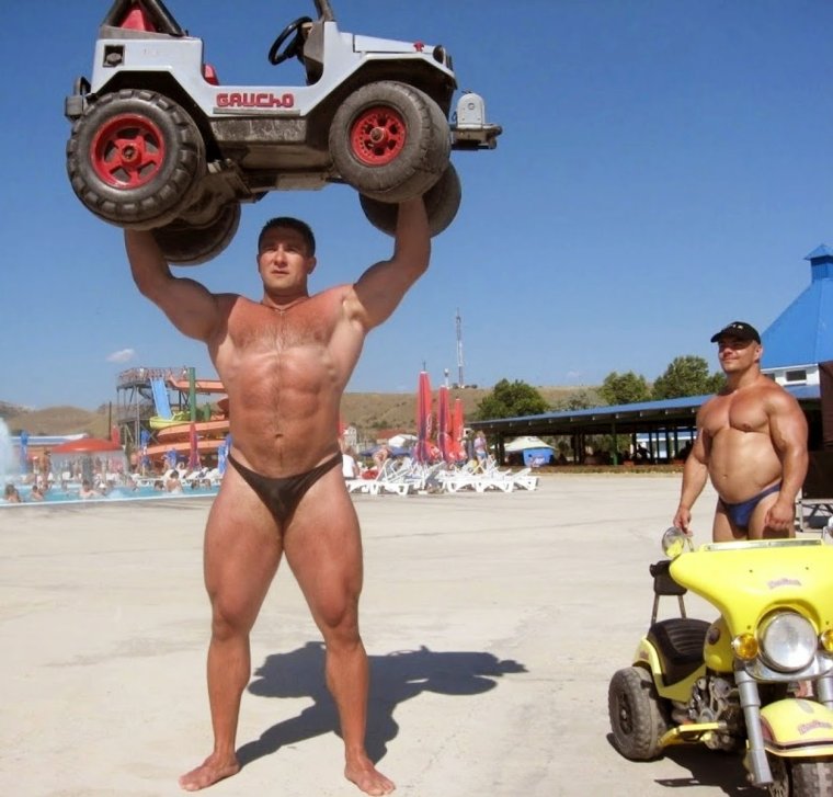 Культурист на пляже