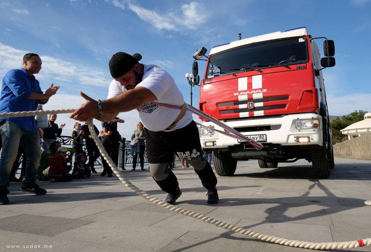 Человек тянет грузовик