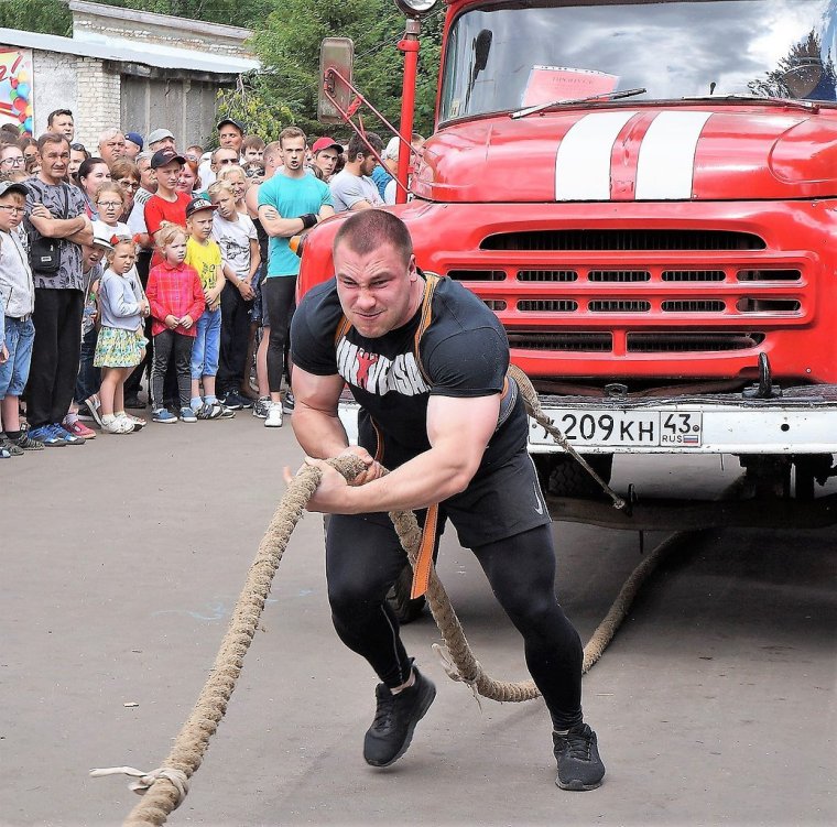 Силач поднимающий авто