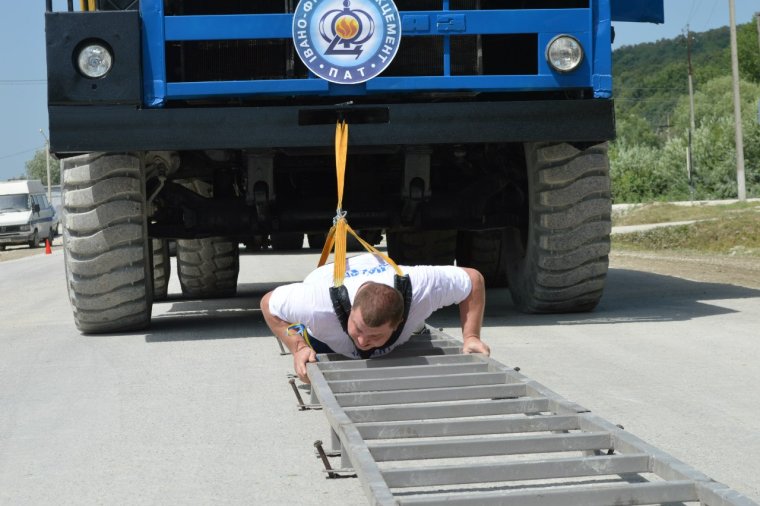 Человек тянет грузовик