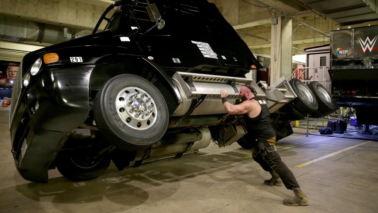 Браун Строуман перевернул грузовик