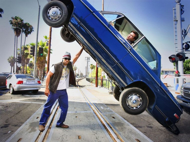 Мужик поднимает машину