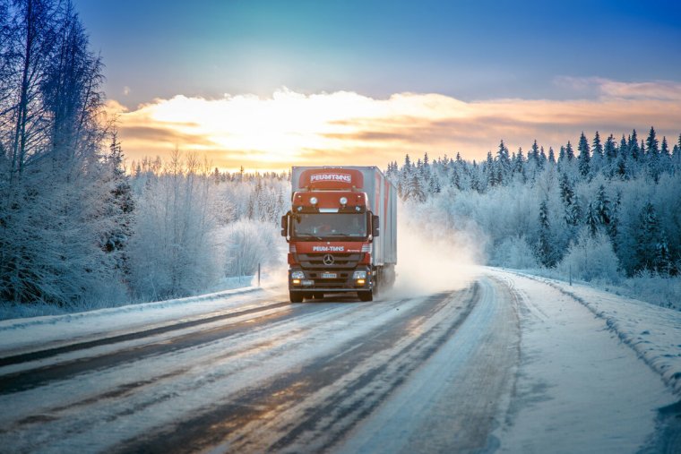 Грузовик в снегу