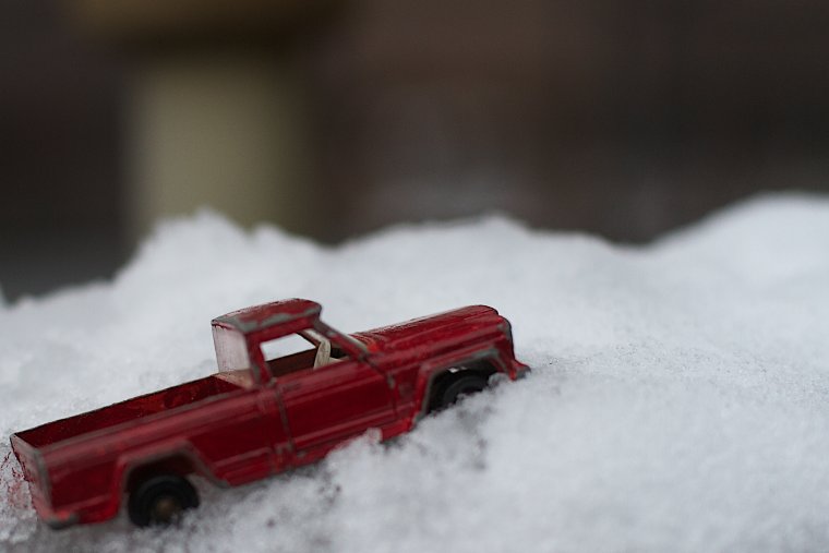 Машины модельки в снегу