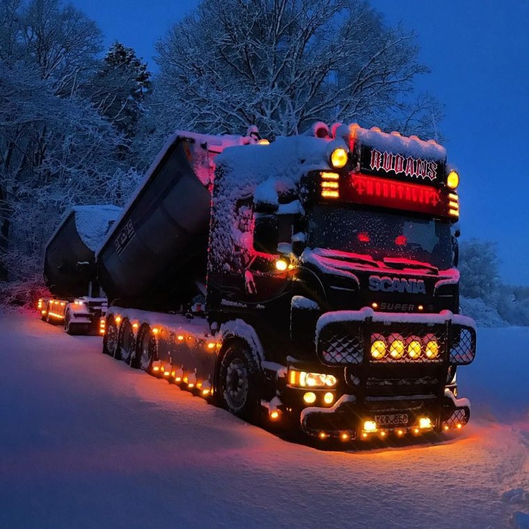 Грузовик в снегу