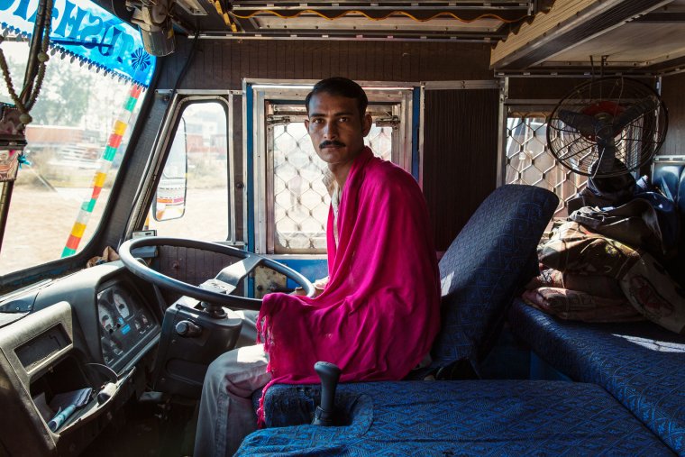 В кабине индийского грузовика