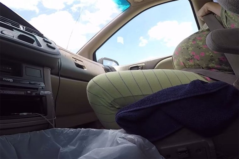 Девушка спит на пассажирском сиденье