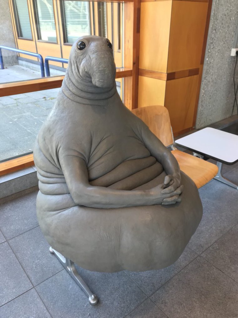 Девушка на заднем сидении автомобиля