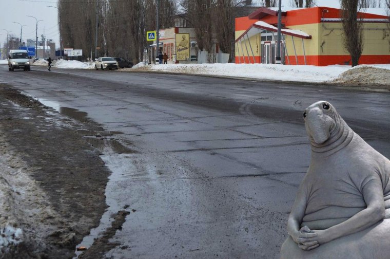 Ждун в костюме