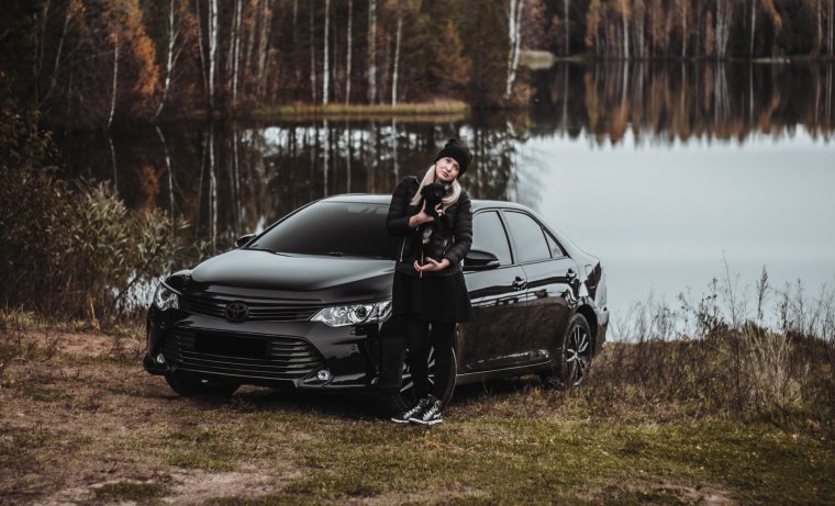 Девушка в Камри 55