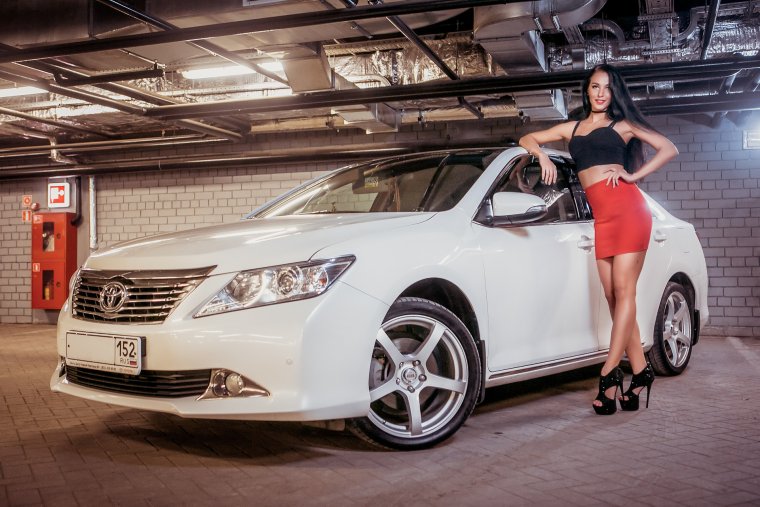 Тойота Камри 40 и девушки